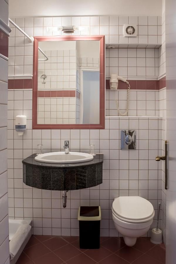 Hotel Irottkoe Кесег Екстер'єр фото